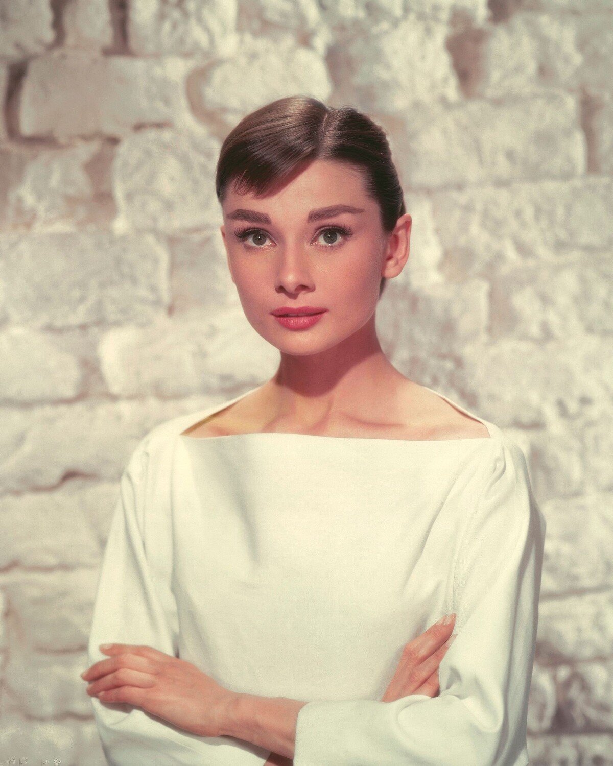 Semplicità pura che diventa presenza magnetica davanti all’obiettivo.